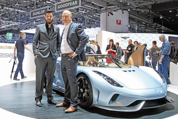 「ケーニグセグ・レゲーラ」とマテ・リマック（左）、クリスチャン・ケーニグセグ（右）。