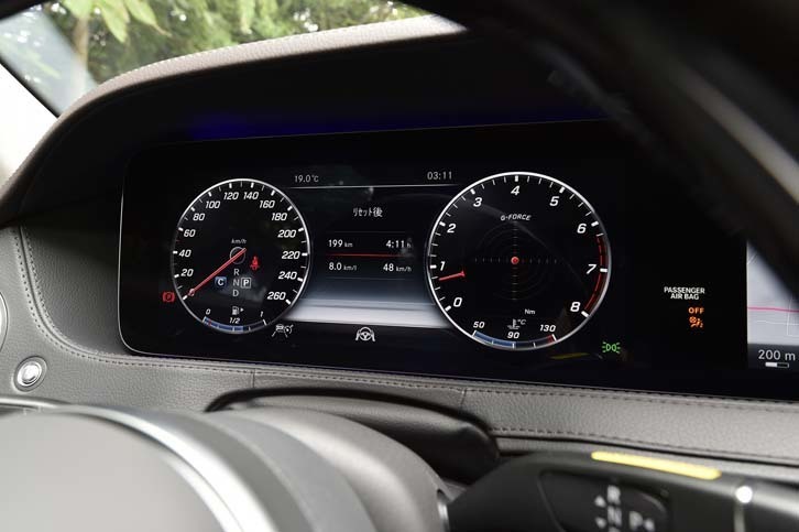 メーターパネルは12.3インチのフル液晶タイプ。表示パターンは「スポーティー」「クラシック」（写真）、「プログレッシブ」の3種類から選択できる。