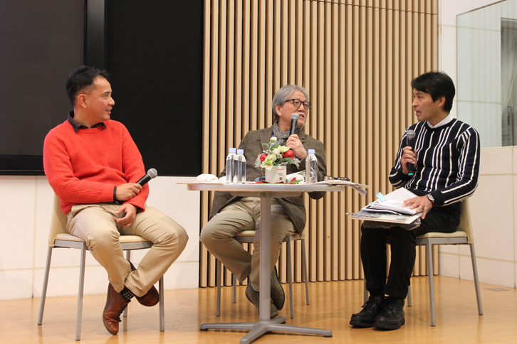 午前中に行われた最初のトークショーのゲストは、父上に買わせた「N360」が最初の愛車だったというモータージャーナリストの吉田 匠氏（中央）。進行役は自動車関連書籍を多数出版している三樹書房代表で、自身もかつてN360を所有していたという小林謙一氏（右）、聞き手はイベントを主催したホンダN360エンジョイクラブの事務局を務める菊島幸一氏（左）。市販開始前にテスト走行するN360の覆面車両を、大学浪人時代に軽井沢で目撃したという吉田氏の思い出話を皮切りに、楽しい話題が次々と飛び出した。