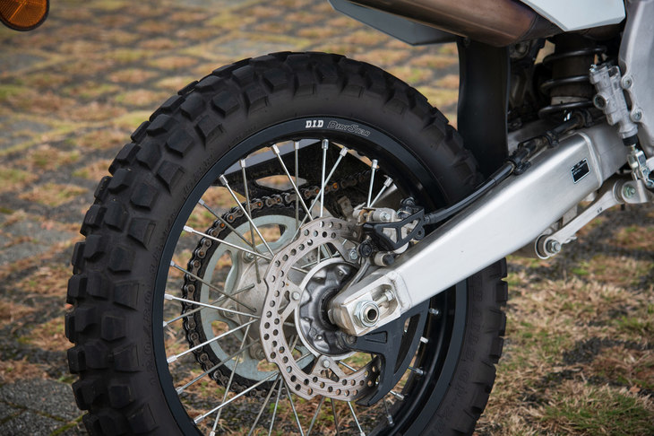 タイヤはオフロードでの走破性を重視しつつ、舗装路での走行にも配慮した井上ゴム工業の「IRC GP-22R」。サイズは前が80/100-21、後ろが120/80-18。