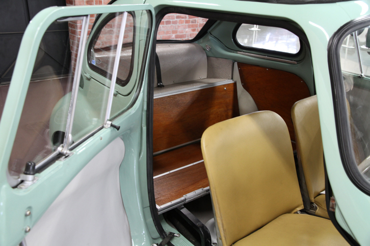 「スバル360コマーシャル」は2座で、後席部分は貨物スペースとなっている。