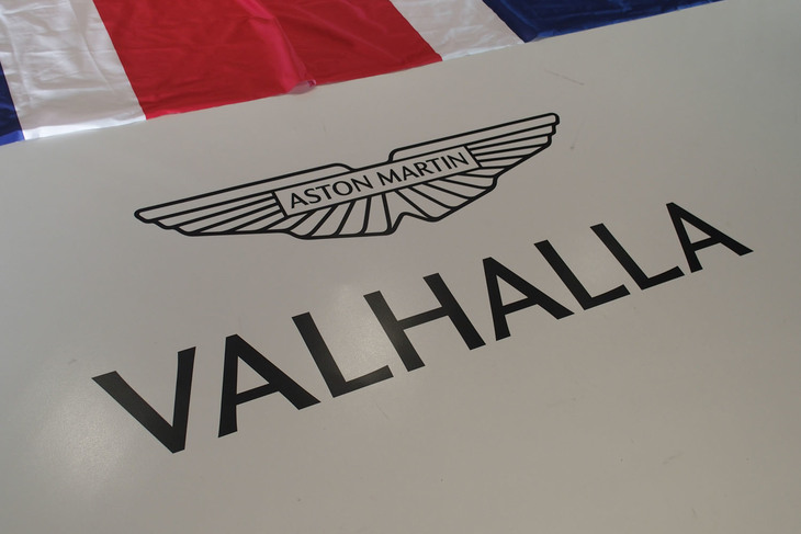 アンベールを待つ「アストンマーティン・ヴァルハラ」の手前に置かれたエンブレムと車名ロゴ。