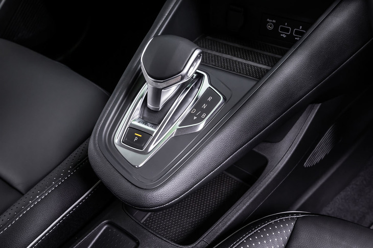 回生ブレーキの力を強める「B」レンジが備わる「キャプチャーE-TECHハイブリッド」のシフトセレクター。センターコンソールは2階建てで、下段を照らすアンビエントライトは8色から選択できる。