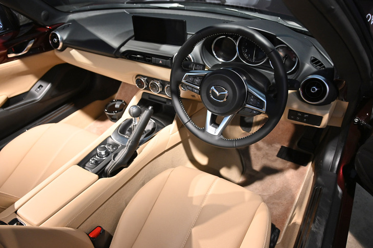 ステアリングホイールやシフトノブ、サイドブレーキノブなどのステッチもタンとなっている。