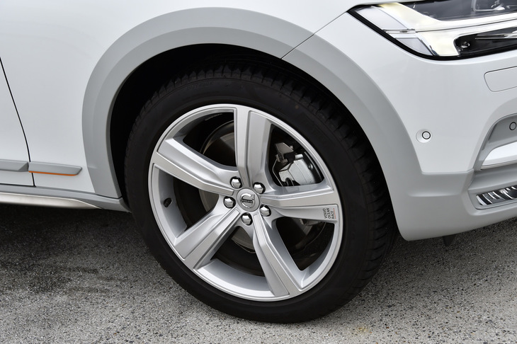 20インチの専用5スポークアルミホイール。試乗車には245/40R20サイズの「ピレリPゼロ」タイヤが装着されていた。