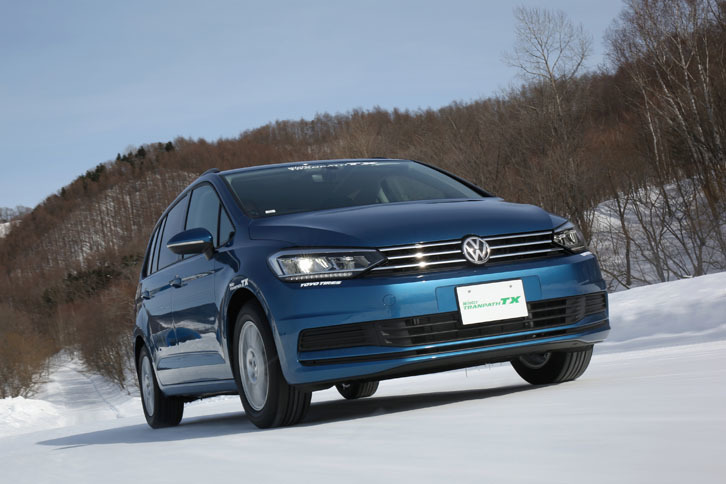 「ウィンタートランパスTX」を装着した「フォルクスワーゲン・ゴルフトゥーラン」。前輪駆動ながら、外周路で軽快な走りをみせた。