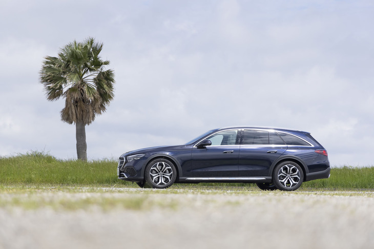 ボディーサイズは全長×全幅×全高＝4960×1890×1495mm。高さを「ステーションワゴン」よりも25mm上げてクロスオーバー感を付与している。