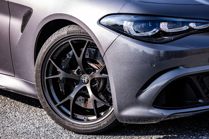 19インチの軽量アルミホイールや、ブラックのブレーキキャリパーが採用された「ジュリア クアドリフォリオ エストレマ」の足まわり。今回の試乗車には前：245/35ZR19、後ろ：285/30ZR19サイズの「ピレリPゼロ コルサ アシンメトリコ」タイヤが組み合わされていた。