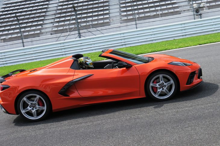 富士スピードウェイを走行する新型「シボレー・コルベット コンバーチブル」。