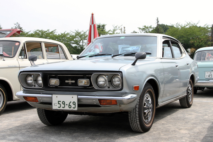 1973年「ダットサン・ブルーバードU 1600SSS」。「U」のサブネームが付いた、型式名610こと4代目ブルーバードの、SSS（スーパースポーツセダン）を名乗る高性能グレード。ホイールキャップ付きのスチールホイールにホワイトリボンタイヤが泣かせる。