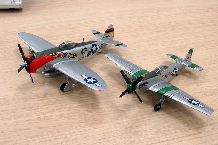 以前にも紹介した、ご近所の編集部からいただいたレシプロ機の模型。アメリカだとこういう飛行機をレストアして飛ばすような剛の者もいるらしいが、狭い日本のしがないリーマンは、こうして模型を眺めるのがせいぜいである。