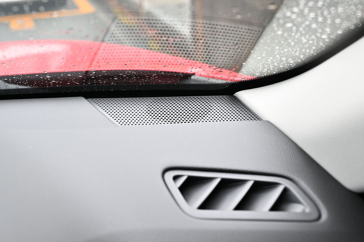 ウインドシールドの下に大きなスピーカーが付いている。これが「ライブ」モードの優れた臨場感を生み出している。