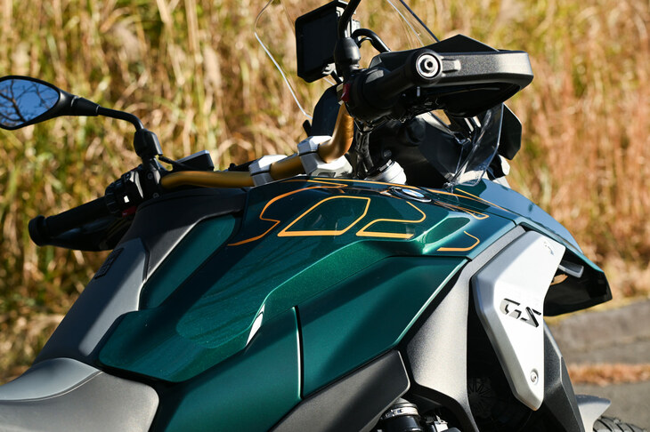 燃料タンクの容量は約19リッター（リザーブ容量が約4リッター）。アルミ製とすることで、軽量化にも貢献している。