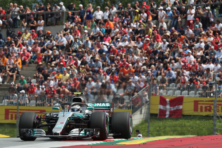 第2戦バーレーン、第3戦中国、第4戦アゼルバイジャンなど、優勝目前まではいくも、なかなか表彰台の頂点までたどり着けないバルテリ・ボッタス（写真）。得意のオーストリアで昨年の最終戦アブダビGP以来となるポールを獲得、今度こそ今季初勝利をと意気込んで迎えたレースだったが、スタートで4位に後退、すぐに2位まで挽回するも、14周目に油圧系のトラブルで突如スローダウンし戦列を去った。今年のボッタスにツキはない。（Photo=Mercedes）