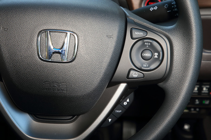 「フリード」にはアダプティブクルーズコントロールや各種予防安全装備からなる運転支援システム「ホンダセンシング」が全車標準装備となる。