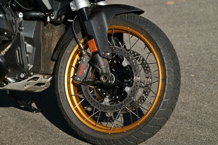 タイヤには先述の「メッツラー・ツアランス ネクスト2」のほかに、オンロードとオフロードの性能をバランスさせた「ミシュラン・アナキー アドベンチャー」、悪路走破性を追求したブロックパターンの「メッツラー・カルー4」を設定。「Option 719」にはアナキー アドベンチャーが装着されていた。