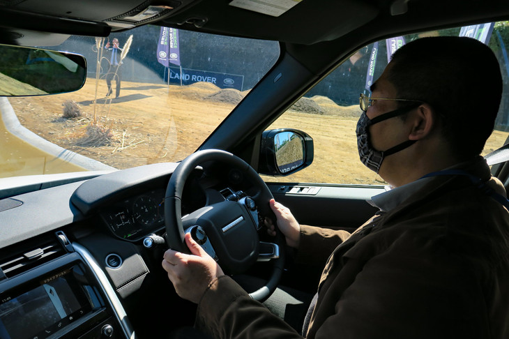 緊張の面持ちで入水するwebCGほった。いろんなクルマでオフロード試乗会に参加したことはあるが、実は渡河は初体験。ほった「何かコツはありますか？」　説明員「出口にハンドルを向けていれば、後はクルマ任せで大丈夫ですよ」