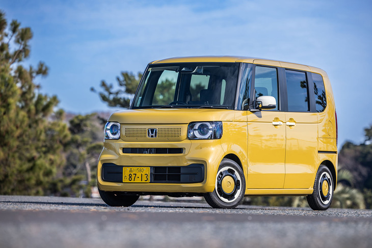 2023年10月に発売された3代目「ホンダN-BOX」。「HAPPY Rhythm BOX」をグランドコンセプトに開発が行われた。従来型と同じくスタンダードモデルと、力強さをエクステリアデザインで表現したとされる「カスタム」の2モデルをラインナップ。今回は前者に試乗した。