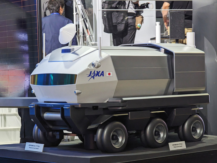 月面探索車「ルナクルーザー」。写真はジャパンモビリティショー2023会場に飾られているミニチュア版。