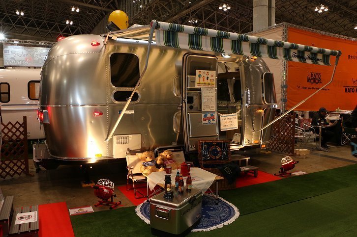 アメリカンキャンピングトレーラーの代表格である「エアストリーム」も多数展示。こちらは比較的コンパクトな「トミーバハマ19CB」だが、シャワーとトイレ、キッチンまで備わる。