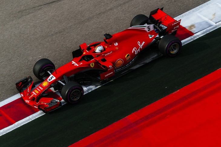 今シーズン後半戦でハミルトン＆メルセデスに負け越しているフェラーリのベッテル（写真）。残り6戦でハミルトンにつけられた40点の差を減らすには、何としてもレースで勝つか、ハミルトンに負けない戦いを続けないといけなかったが、ロシアGPではフリー走行からシルバーアローの後塵（こうじん）を拝することになり、予選Q3では0.556秒差の3位。レースでは、ピットストップのタイミングで前を走るハミルトンをアンダーカットすることに成功したのだが、程なくしてハミルトンに抜き返され、結果3位。「ハミルトンとボッタスはいいレースをしていたね。メルセデスにプレッシャーをかけようとしたが、十分近づくことができなかった」。そう語るベッテルは、チャンピオンシップでハミルトンに50点もの大差をつけられてしまった。残り5戦で得られるポイントは最高で125点。いよいよタイトルが遠のいてきた。（Photo=Ferrari）