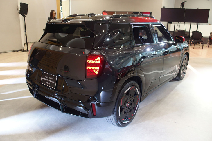 MINIジョンクーパーワークス エースマンE（リアビュー）