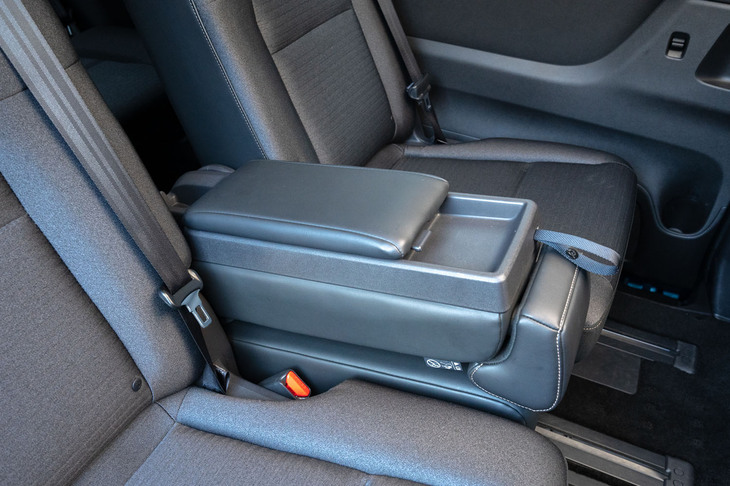 スライド機構付きで、1列目にも2列目にもセットできる「スマートマルチセンターシート」は、折りたためばアームレストとして使用可能。広範なグレードでの8人乗車や、1・2列目シート間のウオークスルーなどを実現するアイデア装備だ。