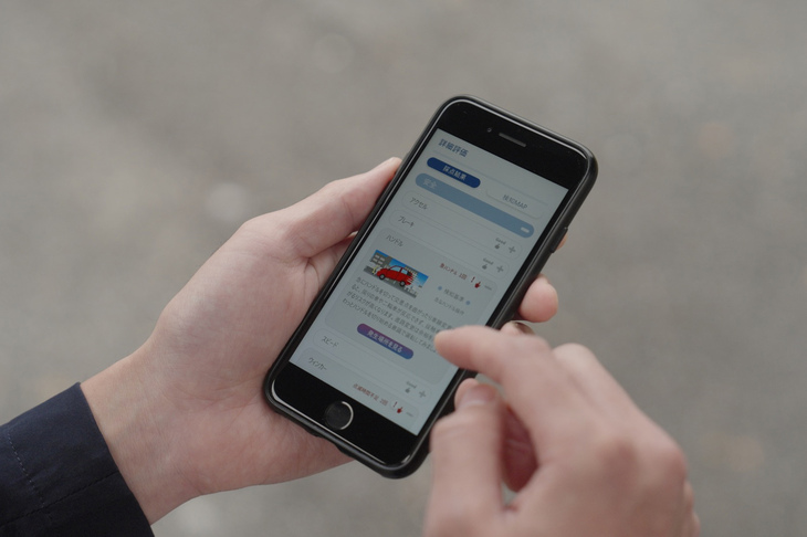 「KINTO Unlimited」のアプリサービス「コネクティッドドライブトレーナー」。「T-Connect」を通じてアクセルやブレーキの踏み方などの基本的な挙動に加え、ハンドル操作やウインカーを出すタイミングなど細部にわたる運転データを収集・分析し、ユーザーごとに異なる安全な運転や燃費の向上につながるアドバイスが行われる。