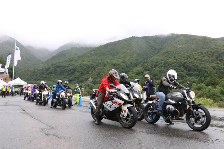雨天となった長野県白馬村の会場には、約4000人(2日間合計)のファンが来場。8耐（鈴鹿8時間耐久ロードレース）の参戦マシンや新型車の展示、そして試乗体験と、豊富に用意されたコンテンツを雨にも負けず楽しんでいた。写真は公道試乗会の様子。
