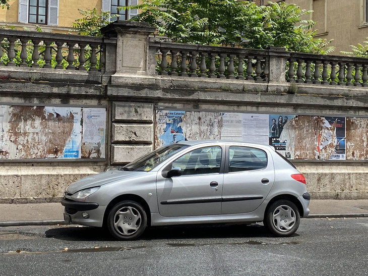 「プジョー206」は、そのコンパクトさとスタイリッシュなデザインから、イタリア中古車市場で人気である。