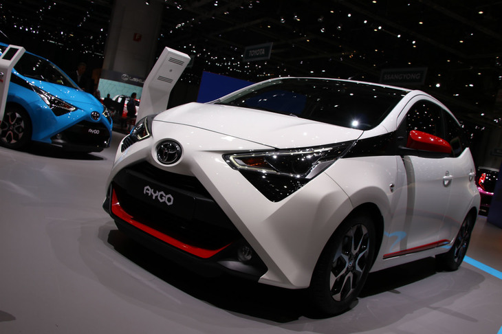 トヨタのブースで。チェコにあるグループPSAとの合弁工場で生産されているシティーカー「アイゴ」には、フェイスリフトが施された。バンパーの彫りがますます深くなったフロントフェイスは、どこか歌舞伎の隈（くま）取りを思わせる。