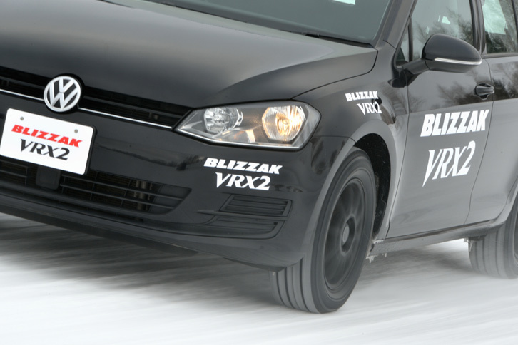 「ブリザックVRX2」ではトレッドゴムを形成するポリマーに、より粒の小さなシリカを配合。増量された「摩擦力向上剤」とシリカが効果的に結合することで、トレッドゴムが接地面で粘りを発揮し、従来モデルを大きく上回るグリップ力を実現する。