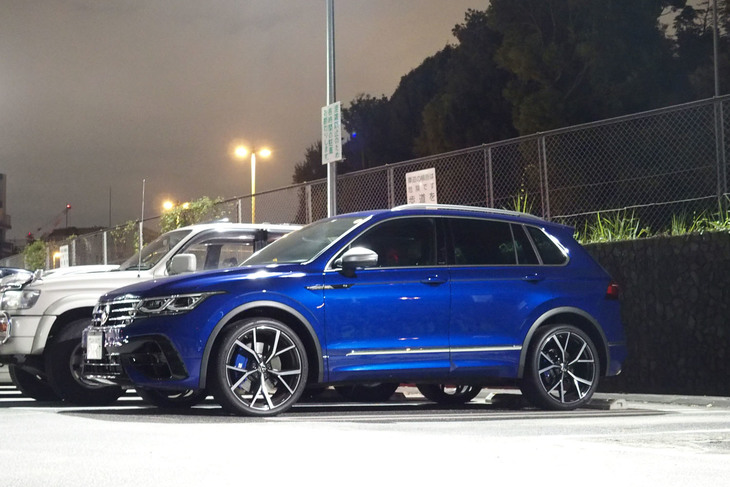 「ティグアンR」は、車体前後のデザインや21インチサイズのアルミホイール、青いブレーキキャリパー、クロームのデュアルツインエキゾーストパイプなどで他グレードとの差異化が図られている。