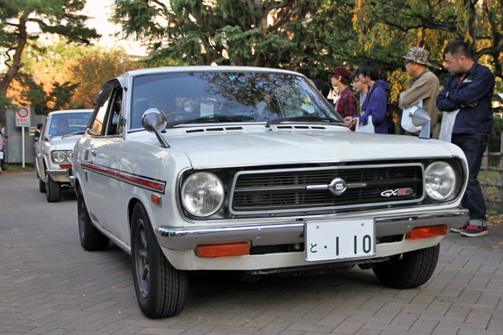 「ダットサン・サニー1200クーペGX-5」。5速の変速比が直結こと1.000で、俗にレーシングパターンと呼ばれるシフトパターンを持つクロスレシオの5段MTを積んだ高性能グレード。