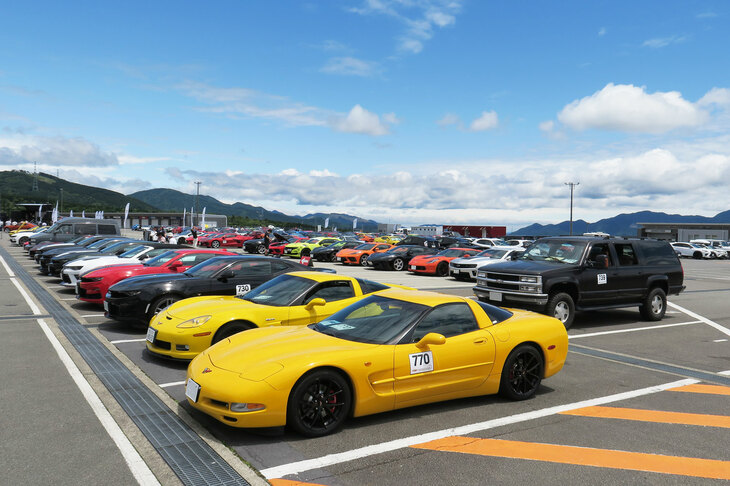 早朝は雨がぱらついていた開催当日だが、イベントスタートから程なくして、ご覧のとおりの晴天に。陽気なアメリカ車の祭典にふさわしい日よりとなった。