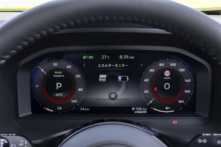 液晶式メーターパネルはエントリーグレードが7インチで、それ以外のグレードは12.3インチの大型サイズ（写真）。写真は中央にエネルギーフローを表示したところ。