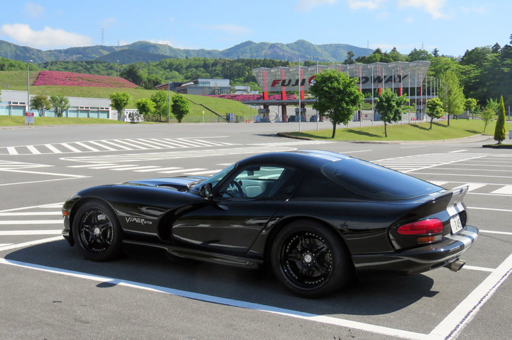 富士スピードウェイの東ゲートにて記念撮影。編集部の同僚には申し訳ないが、今のところ、記者はこのクルマを売る気ゼロである。これ以上に荒唐無稽なクルマが出てきたら、考えてもいいですけどね。