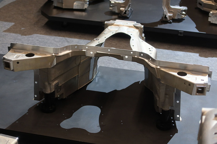 トヨタGR GT（大型中空アルミ鋳物の技術展示）