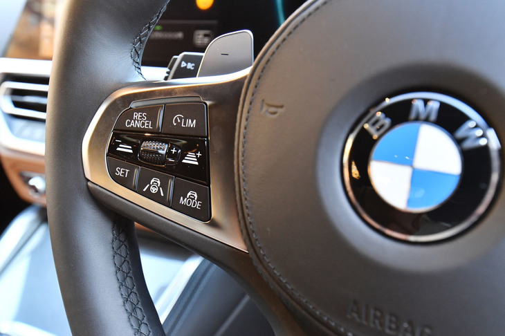 運転支援システムの仕様は、基本的に「3シリーズ」などと共通。「ハンズ・オフ機能付き渋滞運転支援機能」も備わっており、条件が許せば“手放し運転”も可能となっている。