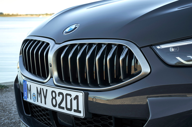 BMWではおなじみの「キドニーグリル」。「8シリーズ」のものは、リムが中央でひとつながりになった新生代デザインとなっている。