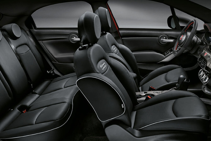 シートはブラックレザー仕様で、「500Xクロス」に比べシート高は13mm低い設定となる。