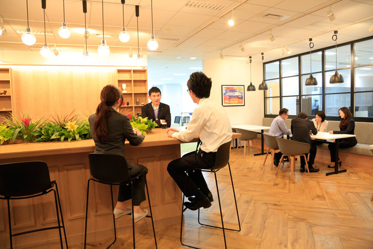 オープンカフェ風の自由討議コーナーは、木目調を基調とし、温かみのある雰囲気。