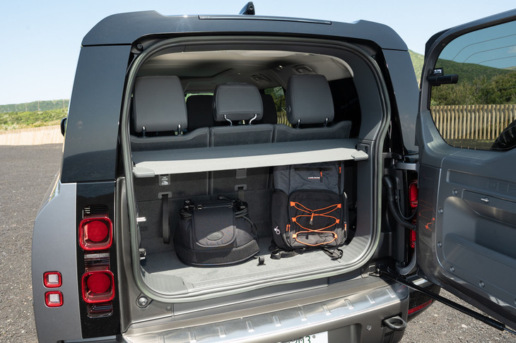 すべてのシートを展開した状態のラゲッジスペースの様子。3列目シートを折りたたんだ際の積載容量は、1232リッターとされている。