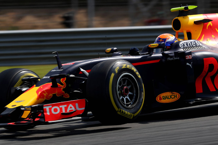 この金曜日に19歳になったばかりのフェルスタッペン（写真）は、予選3位と好位置からスタートするも、フェラーリのセバスチャン・ベッテルとの接触で5位まで後退。バーチャルセーフティーカーのタイミングで早めにタイヤを交換し追い上げ、チームメイトのリカルドとは僅差のつばぜり合いを繰り広げた。チーム側の無線での指示（説得）もあったか、2位を受け入れてゴール。（Photo=Red Bull Racing）