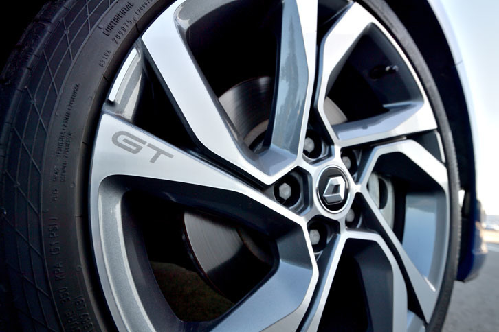 フロントホイール（写真）の内側には、直径320mmのブレーキディスクがおさまる。リアのサイズは290mm。