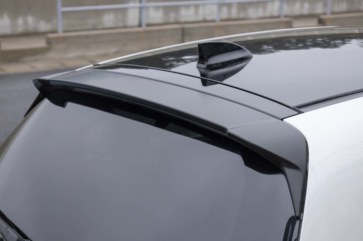 ルーフエンドにはコンパクトなスポイラーを装備する。