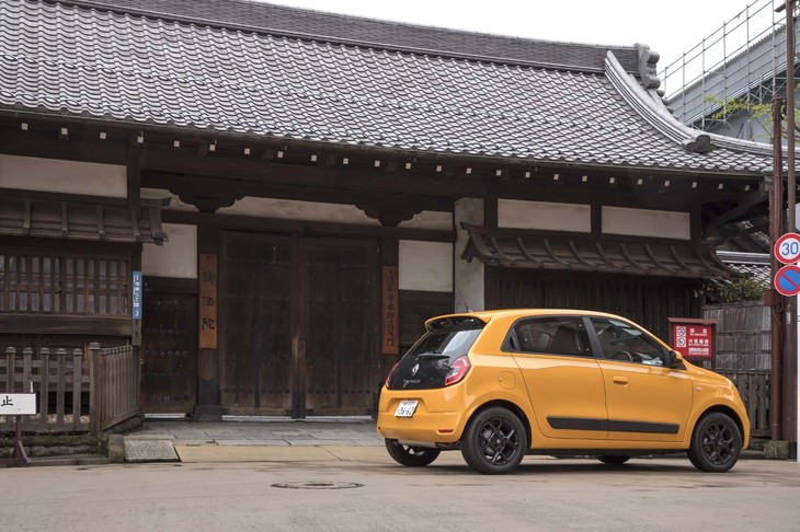 フロントにエンジンがないために大きな舵角が得られる「トゥインゴ」。最小回転半径4.3mという小回り性のよさも自慢だ。