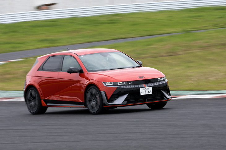 前後アクスルにそれぞれモーターを搭載し、システム全体で最高出力650PSと最大トルク770N・mを発生。「ポルシェ・タイカン」のような変速機を伴わずに最高速260km/hを実現している。