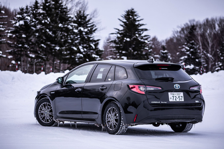 205/55R16サイズの「アイスガード7」を「トヨタ・カローラ ツーリング」の4WD車に装着。一般道での試走当日の最高気温はマイナス0.6度、最低気温マイナス12.8度で、雪がちらつく天候であった。