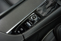 センターコンソールには、エンジンのスタートスイッチや、ドライブモードの切り替えスイッチが備わる。シフトブーツには、ステアリングホイールやシートと同様にファインナッパレザーが用いられている。